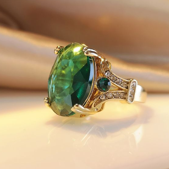 Vintage Green Bright Stone Golden Ring