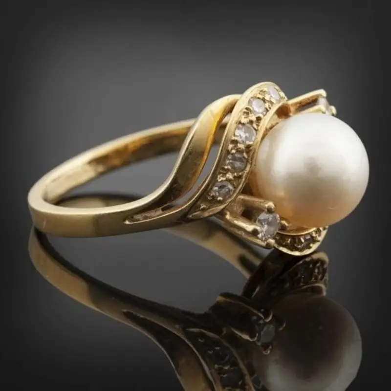 Elegant Ring with Pearl and Brilliant Gold